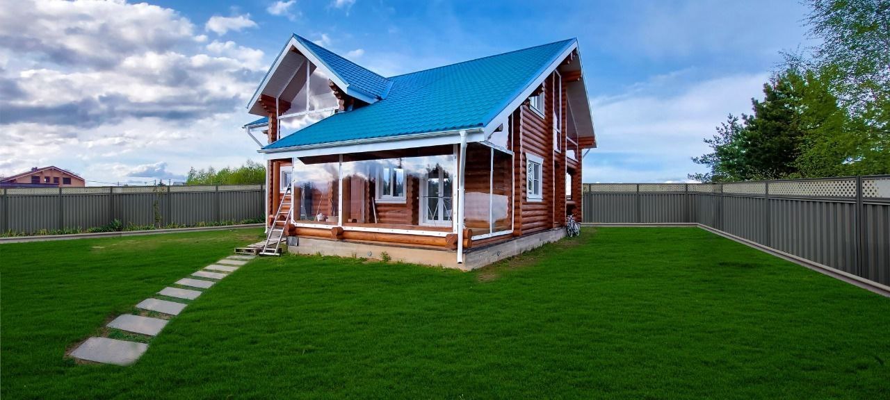 Мягкие окна на веранде загородного дома в Ивне
